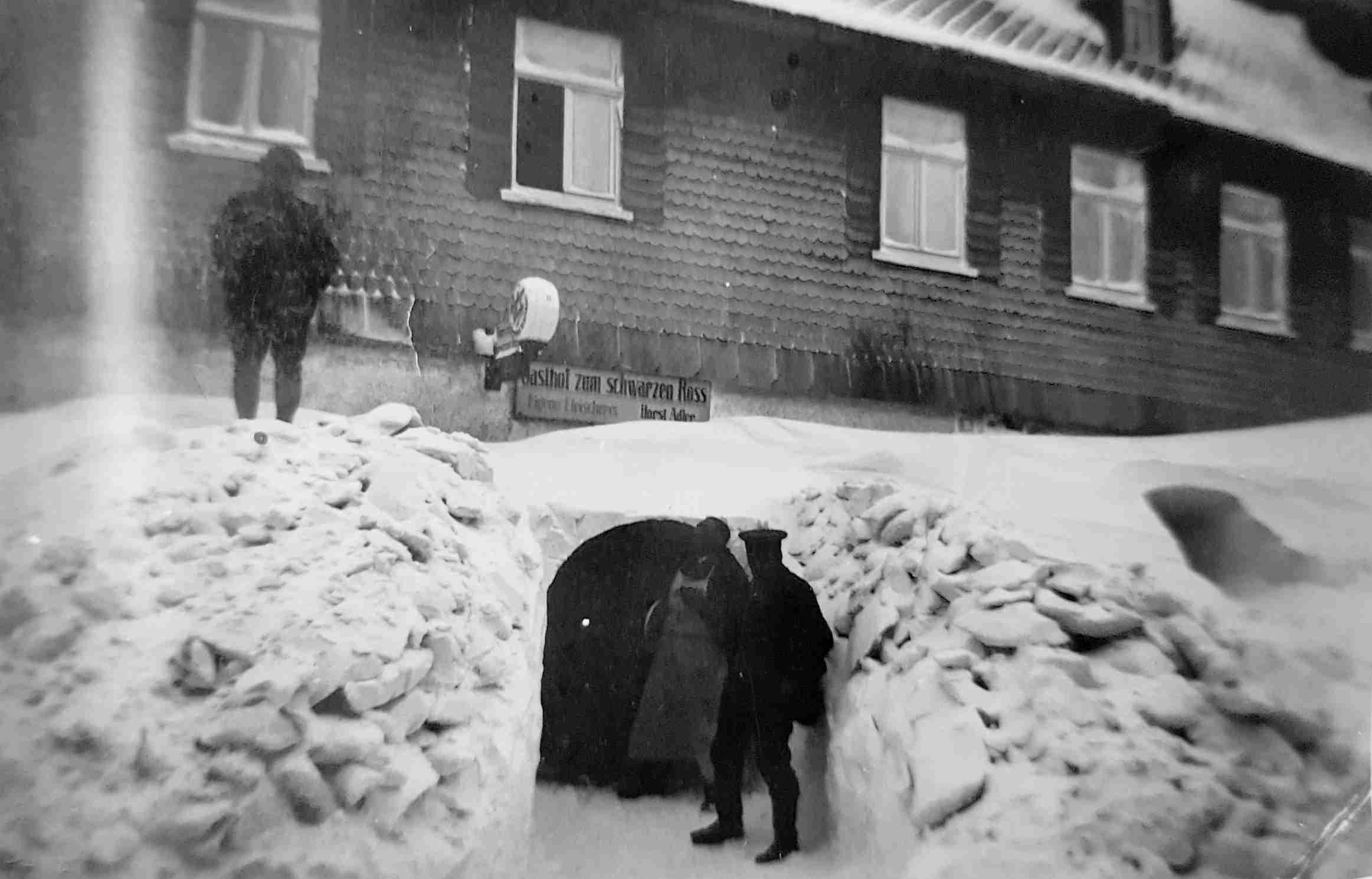 1937 Schnee vor dem Schwarzen Roß